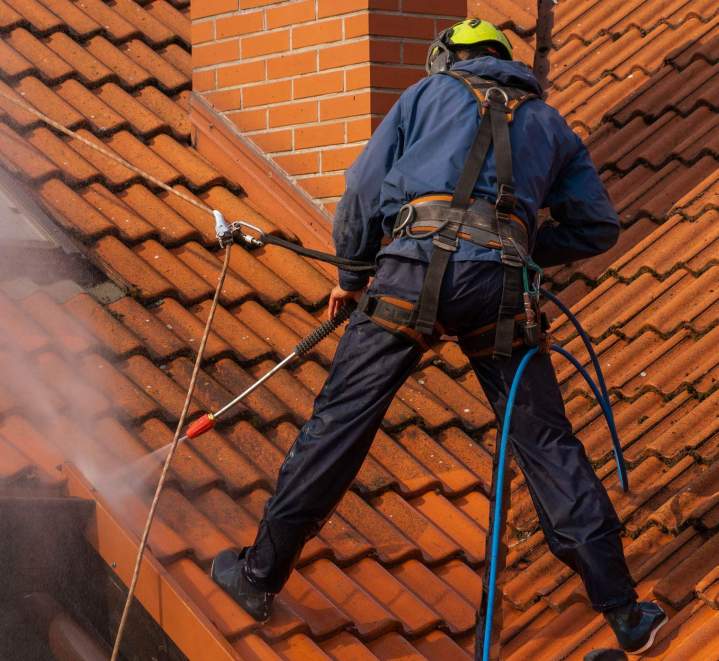 Nettoyage et traitement efficace de votre toiture.